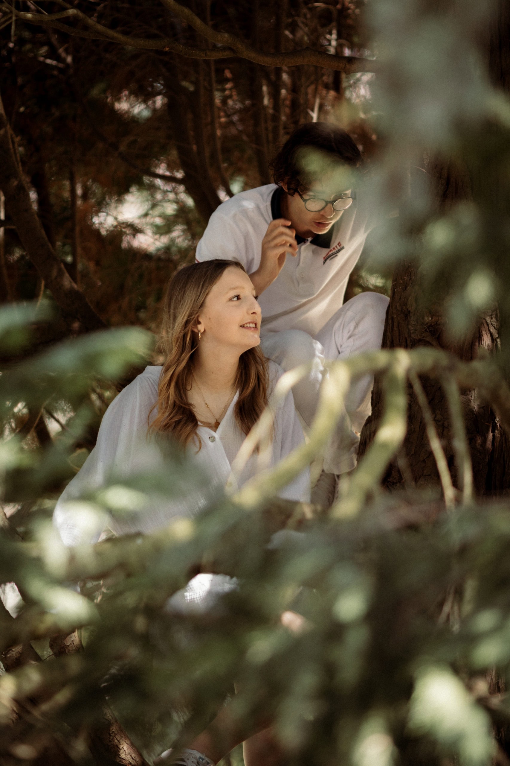 séance famille À la maison ou en pleine nature… chaque endroit a son charme 🌿🏡 Les séances photo à la maison, c’est top : c’est cosy, c’est intime, c’est plein de petits bouts de votre quotidien qu’on adore figer en images. Mais dehors, c’est une toute autre vibe ! En extérieur, on change de décor, on respire, on bouge, et surtout… on vit l’instant à fond. Les enfants peuvent courir, grimper, explorer, rire aux éclats sans contrainte. Leur insouciance prend toute la place, et ça se sent dans les photos. C’est une vraie bouffée d’air frais – pleine de spontanéité, de lumière et de petits bonheurs sauvages.